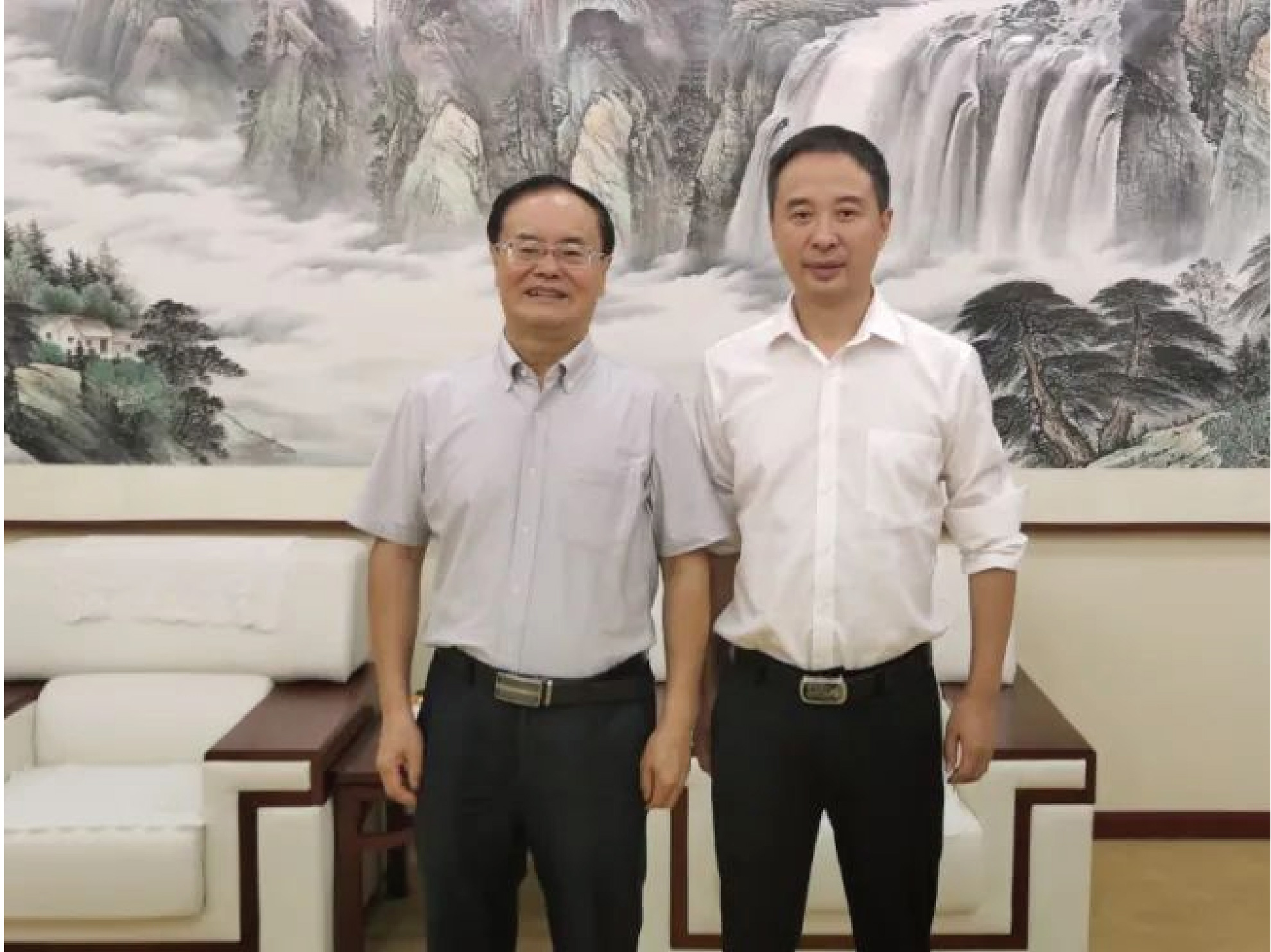 秉承企業(yè)精神，不斷開(kāi)拓創(chuàng)新?——全國(guó)工商聯(lián)原副主席，中國(guó)民間經(jīng)濟(jì)研究會(huì)原會(huì)長(zhǎng)、泉州民營(yíng)經(jīng)濟(jì)院名譽(yù)院長(zhǎng)莊聰生蒞臨中逸集團(tuán)考察